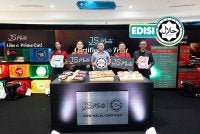 USTAZ Imran (tengah) dan Daniel (dua dari kiri) bersama produk JS Meats yang memperoleh sijil halal Jakim baru-baru ini. 
