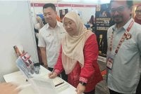Fuziah (tengah) pada Majlis Perasmian Jelajah Pameran Francais Antarabangsa Zon Selatan di Paradigm Mall Convention Centre Johor Bahru pada Jumaat.