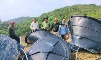 Abdul Rahim (tengah) bersama sebahagian Pekebun Rancangan Pertanian Berkelompok Ulu Chemor melihat kerosakan tangki air di kebun mereka akibat gangguan gajah liar.