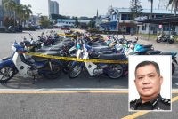 Antara motosikal yang disita atas pelbagai kesalahan dalam Operasi Khas Motosikal JSPT di Jambatan Kilometer 11, Jalan Kuala Terengganu-Kuala Berang, awal pagi Jumaat. Gambar kecil: Azli 