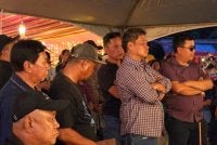 Masiung (dua dari kanan) ketika melawat keadaan di kawasannya termasuk di sekolah yang dilaporkan terpaksa bergelap susulan kerosakan dua transformer utama elektrik di daerah itu.