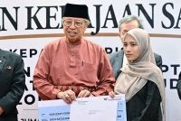 Abang Johari menyampaikan sumbangan kepada Nor Izzati Syamimi Suhaimi, balu juruterbang Kapten Zainol Afiq Bee Sham di Dewan Undangan Negeri Sarawak pada Jumaat.
Kerajaan negeri Sarawak menyumbang RM100,000 kepada setiap keluarga lima mangsa nahas helikopter Perkhidmatan Doktor Udara (FDS) di Long Lellang, Baram, pada 8 Sept lepas.
Selain itu, bantuan pendidikan menerusi Yayasan Sarawak turut disalurkan bertujuan meringankan beban keluarga mangsa, khususnya dalam memastikan kesinambungan pendidikan anak-anak mereka.
-- fotoBERNAMA (2026) HAK CIPTA TERPELIHARA