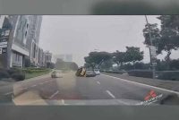Tangkap layar video tular sebuah Perodua Myvi yang terbalik di tengah jalan.