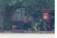 Tangkap layar video tular kejadian seorang lelaki memukul warga emas bertubi-tubi dalam kejadian di Permas Jaya, Johor Bahru semalam.