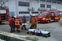 Anggota bomba menjalankan operasi menyelamat dua lelaki yang cedera akibat renjatan elektrik di Jalan Kangkar Tebrau, Johor Bahru.