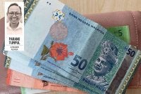 Pekerja Malaysia sudah melalui sebanyak tujuh kali kenaikan gaji minimum sejak ia mula diperkenalkan 13 tahun yang lalu. - Gambar hiasan.