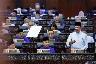 Perdana Menteri, Datuk Seri Anwar Ibrahim yang juga Menteri Kewangan membentangkan Belanjawan 2027 di Dewan Rakyat. Foto fail Bernama 
