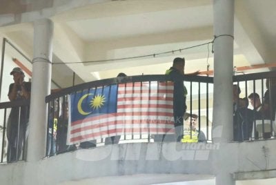 Seorang wanita maut dipercayai dibunuh suaminya dalam kejadian di sebuah rumah di Kuarters KLIA di sini pada Khamis.
