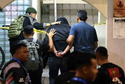 Seorang lelaki yang dipercayai suami kepada pegawai wanita Jabatan Kastam Diraja Malaysia (JKDM) yang ditemukan maut, dibawa oleh anggota polis berhampiran kediaman di Kuarters Lapangan Terbang Antarabangsa Kuala Lumpur (KLIA) di sini hari ini bagi membantu siasatan. Foto Bernama 