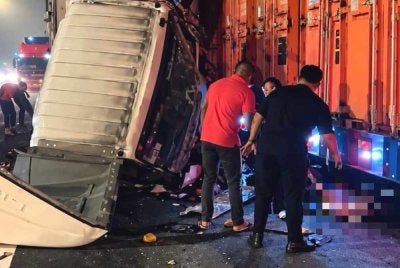 Keadaan lori yang terbabit kemalangan di Lebuhraya Utara-Selatan arah selatan, susur keluar Senawang, malam Khamis.