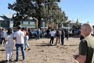Orang ramai berkumpul di luar Sekolah Rendah Silver Rail di Bend, Oregon, susulan laporan kejadian tembakan di sekolah berkenaan. Foto: Agensi