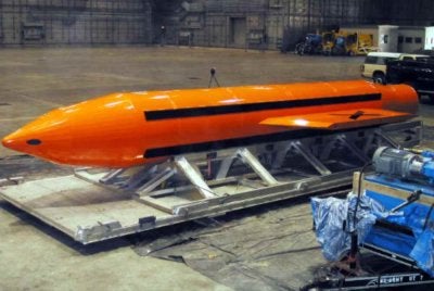Bom Massive Ordnance Air Blast (MOAB) dipamerkan di Pangkalan Tentera Udara Eglin, Florida pada 11 Mac 2003. Foto: Agensi
