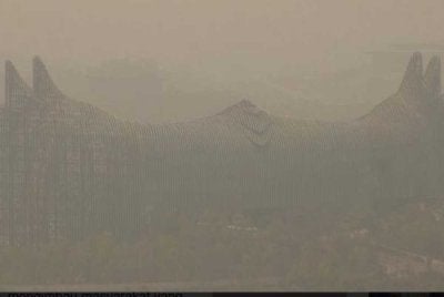 Istana Garuda di IKN kelihatan samar-samar tatkala jerebu melanda kawasan berkenaan. Foto: Agensi