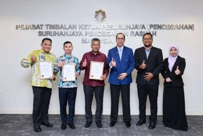 Lima pegawai kanan SPRM menerima pengiktirafan Fellowship Chartered Management Institute (FCMI) dari United Kingdom selepas menamatkan pengajian dalam bidang pengurusan dan pentadbiran perniagaan.