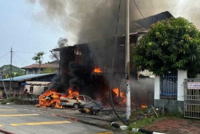 Kebakaran turut melibatkan empat kenderaan iaitu dua kereta Proton Saga, sebuah Proton Perdana dan sebuah motosikal.