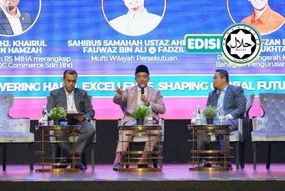 TURUT hadir sebagai ahli panel pada PEH25 tahun lalu termasuk Mufti Wilayah Persekutuan, Ustaz Ahmad Fauwaz Fadzil (tengah). 
