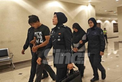 Seorang pengurus dan pembantu pengurus sebuah rangkaian restoran makanan di Pekan didakwa di Mahkamah Sesyen Kuantan pada Jumaat atas sembilan pertuduhan pecah amanah membabitkan wang jualan syarikat berjumlah RM58,400.30. 