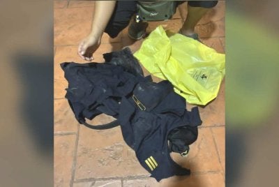 Wanita terbabit turut menunjukkan baju suaminya dalam hantaran yang dikongsi di media sosial.