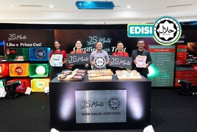 USTAZ Imran (tengah) dan Daniel (dua dari kiri) bersama produk JS Meats yang memperoleh sijil halal Jakim baru-baru ini. 