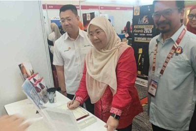 Fuziah (tengah) pada Majlis Perasmian Jelajah Pameran Francais Antarabangsa Zon Selatan di Paradigm Mall Convention Centre Johor Bahru pada Jumaat.