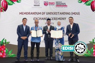 MENTERI di Jabatan Perdana Menteri (Hal Ehwal Agama), Dr Zulkifli Hasan (tengah) menyaksikan pertukaran Memorandum Persefahaman (MoU) antara Nestlé Malaysia dan UPM sempena MIHAS 2026 baru-baru ini. 