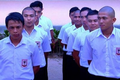 Ada anak yang menampilkan sikap, perangai dan tingkah laku yang berbeza apabila ibu bapa tiada di sisi. Gambar hiasan