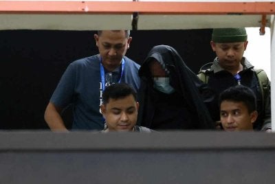 Seorang lelaki yang dipercayai suami kepada pegawai wanita Jabatan Kastam Diraja Malaysia (JKDM) yang ditemukan maut, dibawa oleh anggota polis berhampiran kediaman di Kuarters Lapangan Terbang Antarabangsa Kuala Lumpur (KLIA) bagi membantu siasatan.