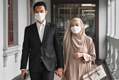 Vivy dan Fadzarudin hadir ke perbicaraan mereka di Mahkamah Sesyen Kuala Lumpur pada Jumaat. - FOTO: Bernama