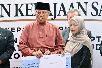 Abang Johari menyampaikan sumbangan kepada Nor Izzati Syamimi Suhaimi, balu juruterbang Kapten Zainol Afiq Bee Sham di Dewan Undangan Negeri Sarawak pada Jumaat.
Kerajaan negeri Sarawak menyumbang RM100,000 kepada setiap keluarga lima mangsa nahas helikopter Perkhidmatan Doktor Udara (FDS) di Long Lellang, Baram, pada 8 Sept lepas.
Selain itu, bantuan pendidikan menerusi Yayasan Sarawak turut disalurkan bertujuan meringankan beban keluarga mangsa, khususnya dalam memastikan kesinambungan pendidikan anak-anak mereka.
-- fotoBERNAMA (2026) HAK CIPTA TERPELIHARA