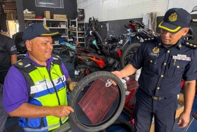 Pegawai penguat kuasa JPJ sedang memeriksa spesifikasi tayar yang ditawarkan di salah sebuah bengkel kereta bagi memastikan ia mematuhi peraturan yang ditetapkan. Foto JPJ Pahang.