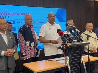 Ramanan (tengah) ketika sidang media di Menara Perkeso, Putrajaya pada Jumaat.
