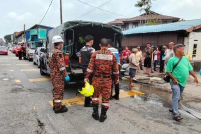 Mayat mangsa telah dihantar ke Hospital Teluk Intan untuk proses bedah siasat.