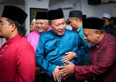 Ismail menunaikan solat Jumaat bersama masyarakat setempat di Masjid Kariah Beting, Kuala Pilah.
