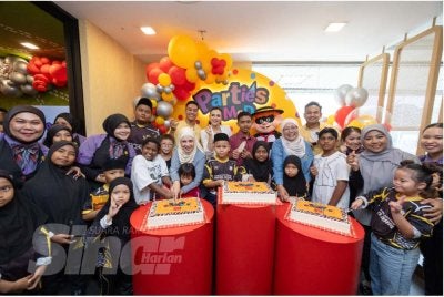 McDonald’s Malaysia meraikan kanak-kanak dari Rumah Kasih Harmoni Paya Jaras,
Persatuan Rumah Kanak-Kanak Trinity Selangor dan Yayasan Sunbeams Home
dengan sambutan hari jadi sempena Bulan Komuniti Mekdi 2026. Foto: Mohd Halim Abdul Wahid