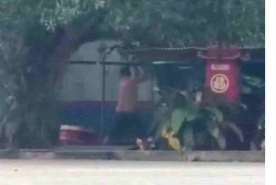Tangkap layar video tular kejadian seorang lelaki memukul warga emas bertubi-tubi dalam kejadian di Permas Jaya, Johor Bahru semalam.