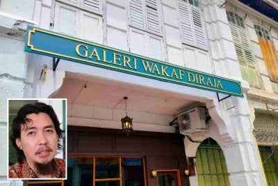 Galeri Wakaf Diraja yang terletak di Jalan Kangsar di sini menyimpan khazanah penting terhadap institusi wakaf. Gambar kecil: Raja Hazwan Shah