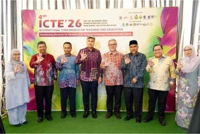 Zahari (empat dari kiri) bersama tetamu kenamaan sempena ICTE 2026 di Kota Bharu.