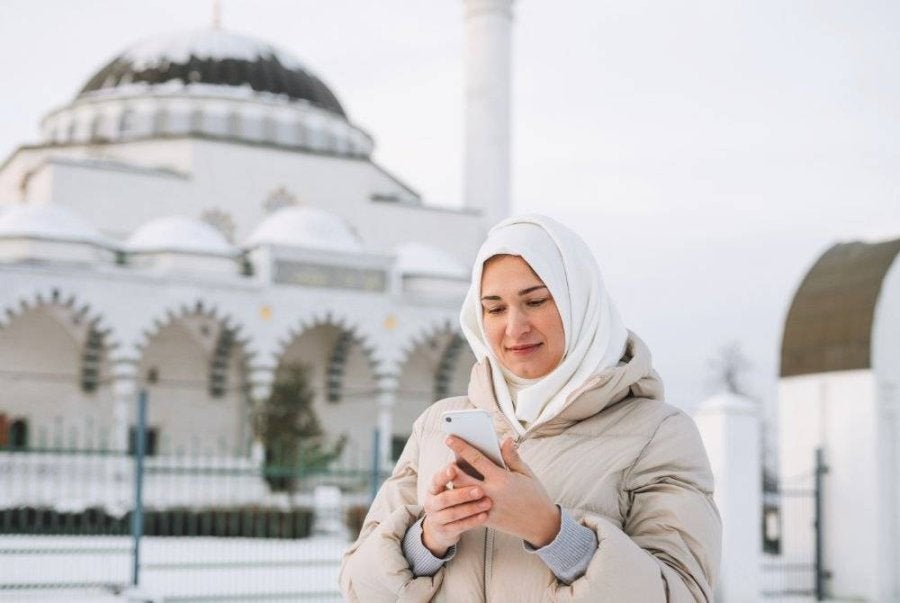 DIHARUSKAN untuk membuat content di dalam masjid selagi tidak melanggar ajaran Islam selain menjaga adab dan kesucian masjid. 