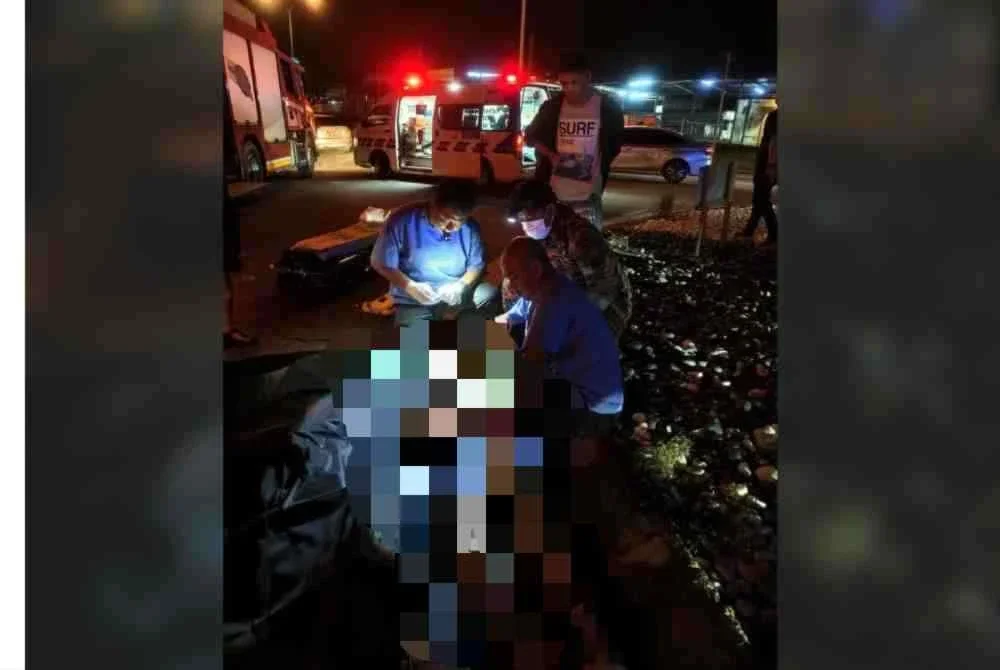 Dalam kejadian kira-kira jam 4 pagi itu, pemandu berusia 20-an disahkan meninggal dunia di lokasi manalala seorang lagi juga berusia 20-an dilaporkan tidak sedarkan diri.
