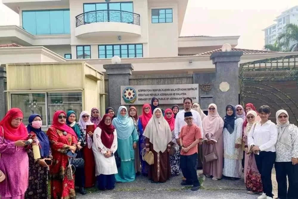 DMPM mengadakan kunjungan hormat ke Kedutaan Azerbaijan untuk menyuarakan bantahan larangan pemakaian tudung di sekolah di negara itu.