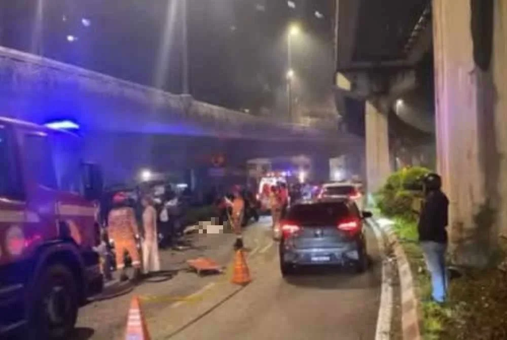 Tular rakaman video memaparkan satu kemalangan membabitkan sebuah kenderaan di Jalan Hang Tuah.