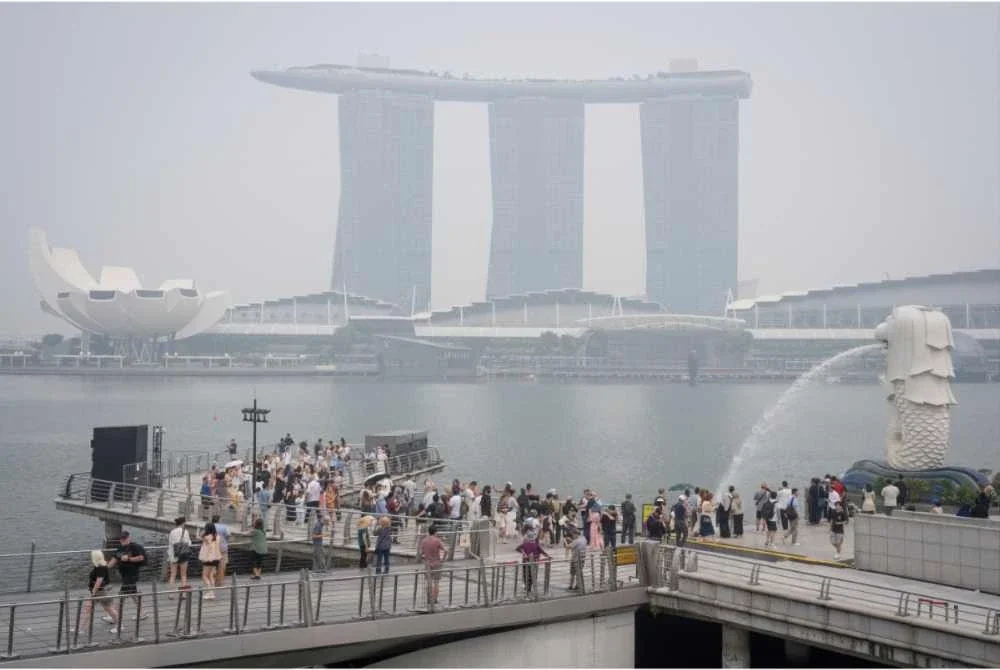 Jerebu toksik berterusan pada pagi Sabtu meskipun bacaan PSI 24 jam di tengah Singapura turun daripada tahap 'sangat tidak sihat' berubah kepada 'tidak sihat'. - Foto AFP