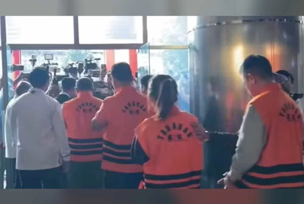 Lima individu ditahan berhubung dakwaan rasuah membabitkan dana kecemasan bencana dan kontrak perolehan di Indonesia. Gambar: Instagram/official.kpk