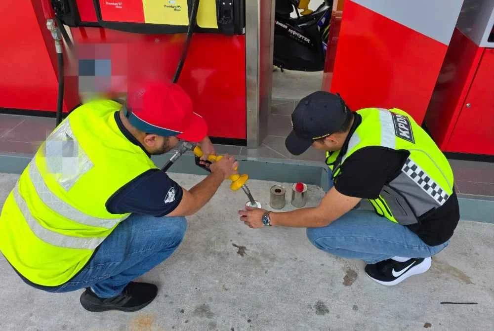 KPDN melaksanakan pemeriksaan ke atas stesen minyak di sekitar Selangor susulan aduan kes pencampuran RON95 dengan air. Foto: KPDN SELANGOR