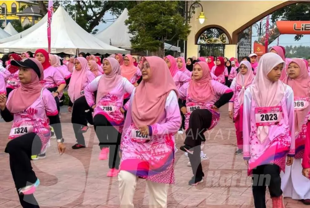 Peserta melakukan senaman ringan sebelum memulakan aktiviti berjalan kaki semperna program Pink Walk 2026 di Masjid Jamek Muhammadi pada Sabtu - Foto: SINAR HARIAN/ADILA SHARINNI WAHID
