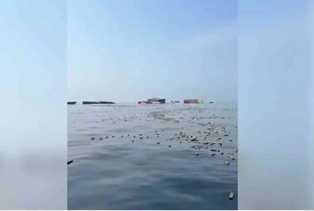 Nelayan Iran dilaporkan berpusu-pusu ke laut untuk mengutip pelbagai barangan yang terapung selepas sebuah kapal kontena karam di Selat Hormuz, laluan perkapalan strategik yang turut berdepan ancaman serangan dan periuk api laut.