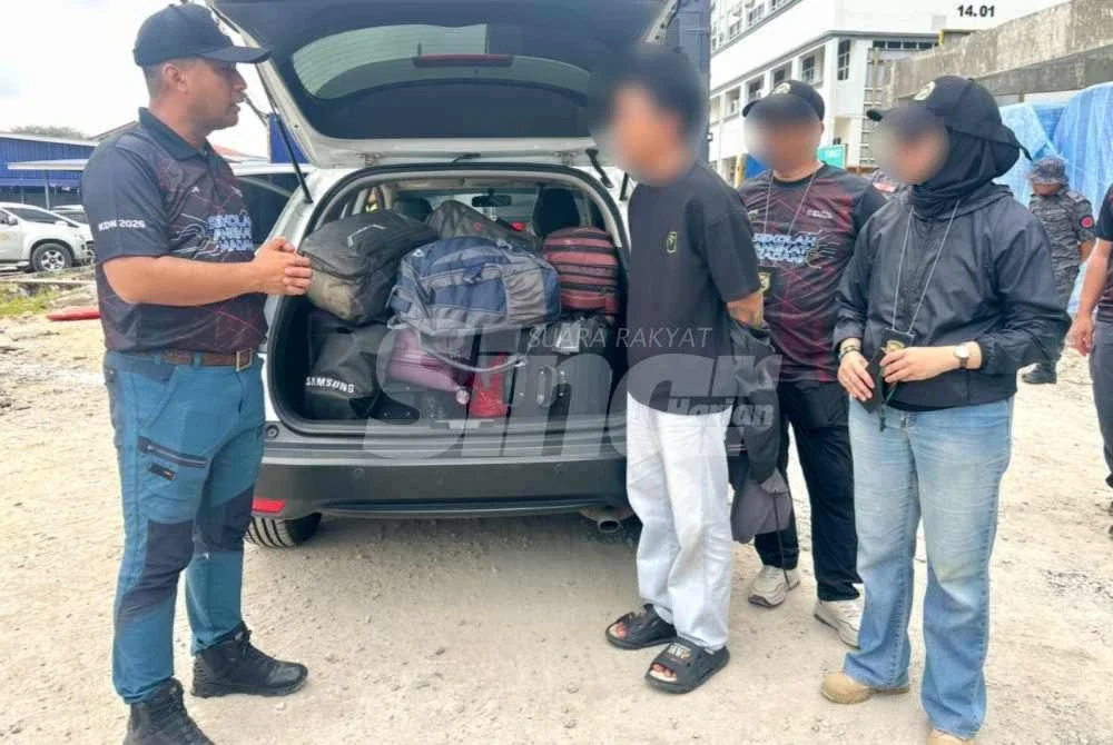 Penemuan beg-beg berisi pakaian dalam kereta Honda HRV. 