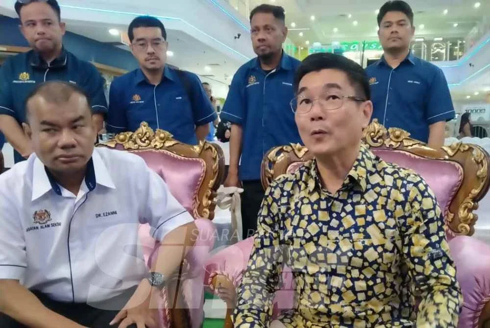 Mohammad Ezanni (kiri) bersama Kok Lim ketika ditemui pemberita selepas Majlis Sambutan HASN dan Ozon Sedunia Peringkat Negeri Perak Tahun 2026 di Angsana Mall Ipoh pada Sabtu.