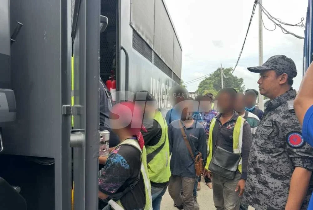 Antara warga asing yang ditahan dalam sebuah operasi JIM. 