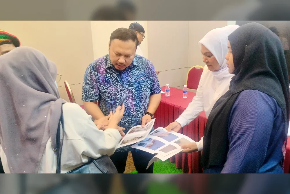 Muhammad Faiz (tengah) mendengar sendiri permasalahan mangsa selepas sesi sidang akhbar di sini pada Sabtu.